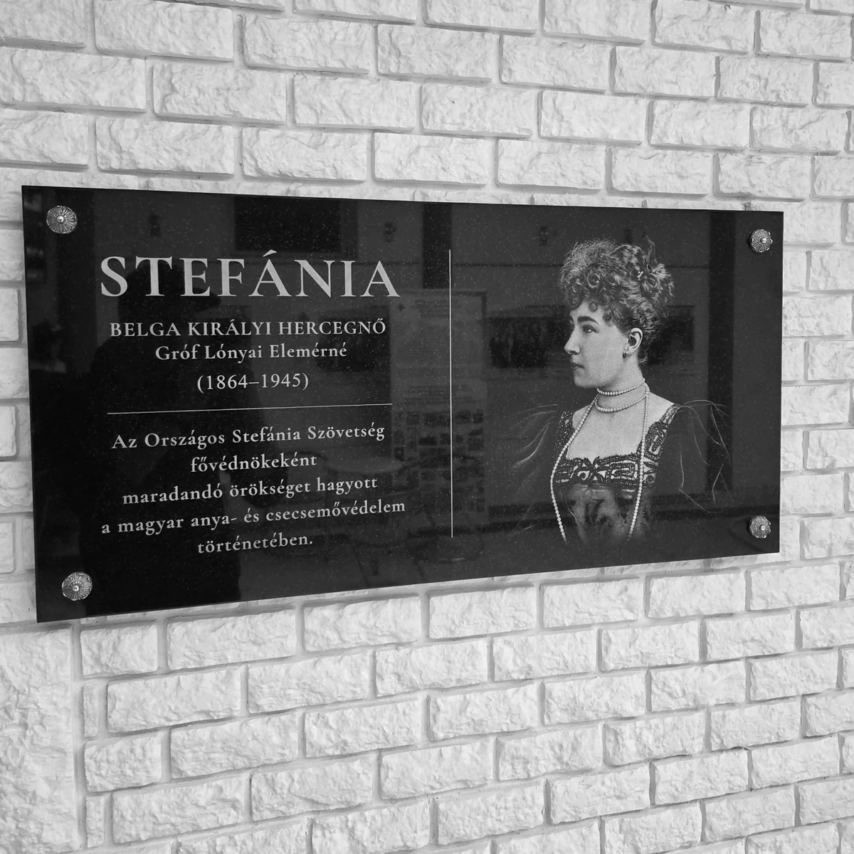 Stefánia hercegnő portréjával és emlékező felirattal gravírozott gránit emléktábla falra rögzítve